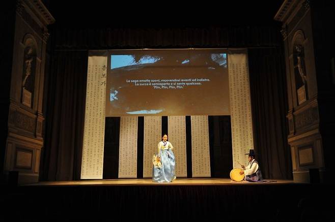 김 명창은 지난 10년 동안 전통예술 저변 확대와 우수성을 널리 알리기 위해 국내·외 판소리 완창을 22차례 진행해 기존 기록을 갱신하며 한국 기네스에 등재됐다. 이번 공연은 그런 그가 쌓아온 공연 노하우를 집대성한 콘서트가 될 것으로 보인다.