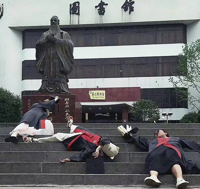 후난과학기술대 여학생들이 졸업식 때 드러누운 퍼포먼스를 하며 사진을 찍고 있다./워싱턴포스트 및 야신 슈