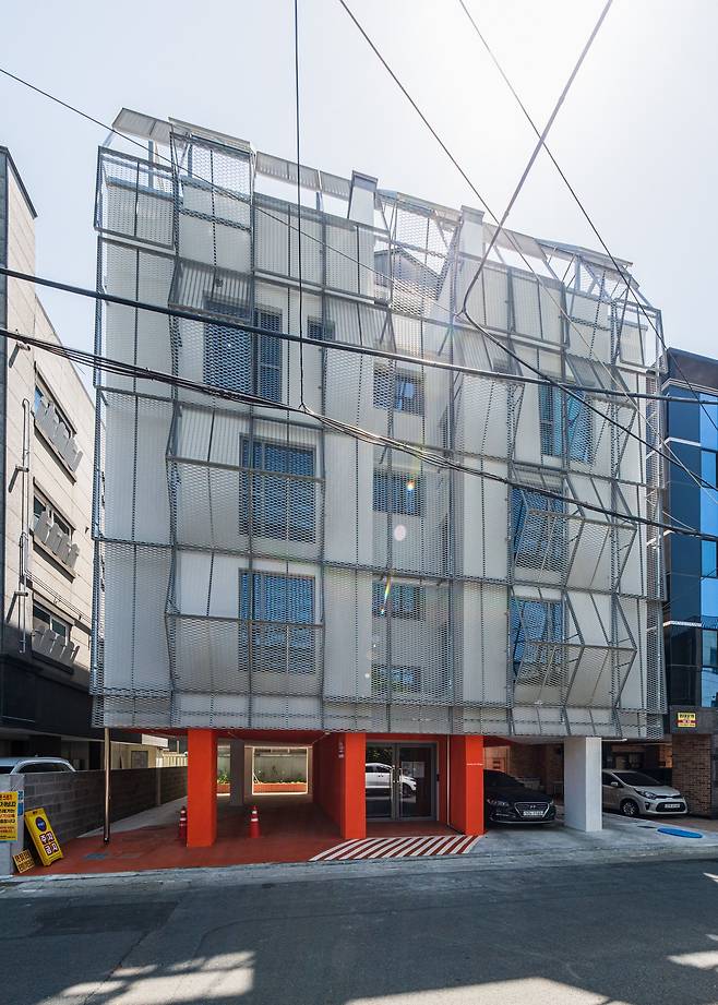 오래된 다가구주택을 리모델링한 들안 예술마을 창작소. 주차장으로 쓰이던 1층 필로티 부분을 주민들이 이용할 수 있도록 계획했다. /사진가 조신형(비주얼로그)