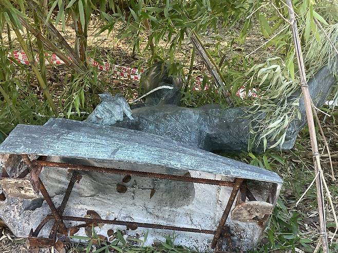 2일 광주광역시 남구 정율성거리에 있는 정율성 동상이 기단에서 분리돼 바닥에 떨어져 있다. /김성현 기자