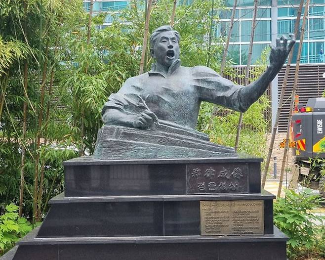 광주광역시 양림동 ‘정율성로(路)’ 입구에 있는 정율성 동상. /박희석 월간조선 기자