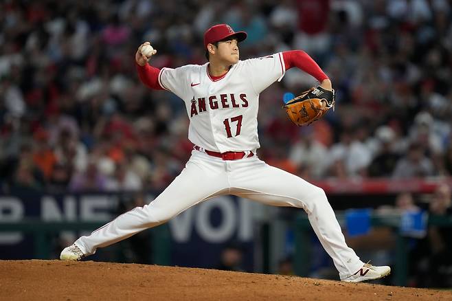 오타니는 마운드에 올라 10승5패, 167탈삼진으로 활약했다. 지난 8월 샌프란시스코 자이언츠전에 6이닝 3피안타 3볼넷 5탈삼진 1실점(0자책)으로 시즌 10승째를 따내는 모습. /AP연합뉴스.