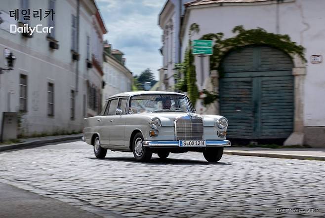 벤츠, W 110 (E 200), (테일핀), (1965년 생산된 E클래스 3세대 모델)