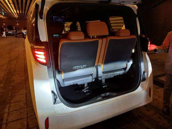 ▲알파드의 적재 공간, 3열석을 이동하지 않으면 적재 용량이 매우 부족하다. (이민재 기자 2mj@)