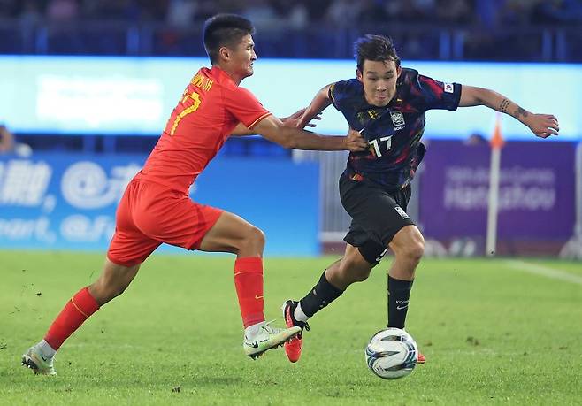 상대 제치는 송민규 (항저우=연합뉴스) 2022 항저우 아시안게임 남자 축구 8강전 한국과 중국의 경기. 송민규가 드리블로 상대 선수를 제치고고 있다.