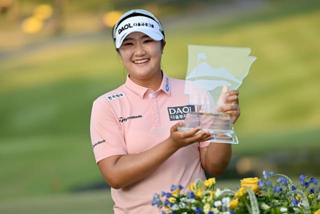 유해란이 2일 미국 아칸소주 로저스의 피너클 컨트리클럽에서 열린 LPGA 투어 월마트 NW 아칸소 챔피언십에서 우승한 뒤 트로피를 들어 올리고 있다. 로저스=AP 뉴시스