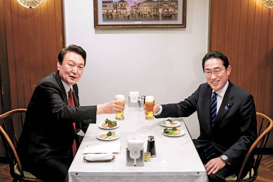 지난 3월 16일 일본을 방문한 윤석열 대통령과 윤 대통령을 맞이한 기시다 후미오 일본 총리가 도쿄 긴자의 오므라이스 노포에서 친교의 시간을 함께하며 생맥주로 건배하고 있다. 연합뉴스