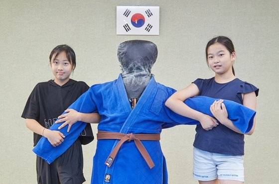 한국호신술진흥회에서 어린 학생들도 할 수 있는 호신술에 대해 알아본 구시연(왼쪽)·박재인 학생기자.