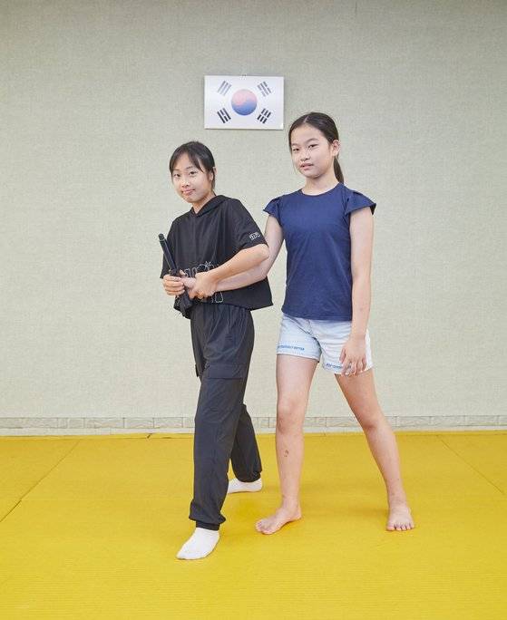 삼단봉을 들고 공격하는 박재인 학생기자를 호신술로 방어하는 구시연 학생기자.