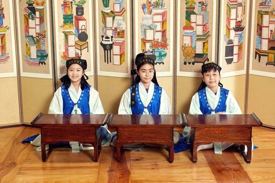 서당은 기본적인 한문 읽고 쓰기와 유교 경전 배우기 외에도 '사람답게 행동하는 것'을 중점적으로 가르쳤다.