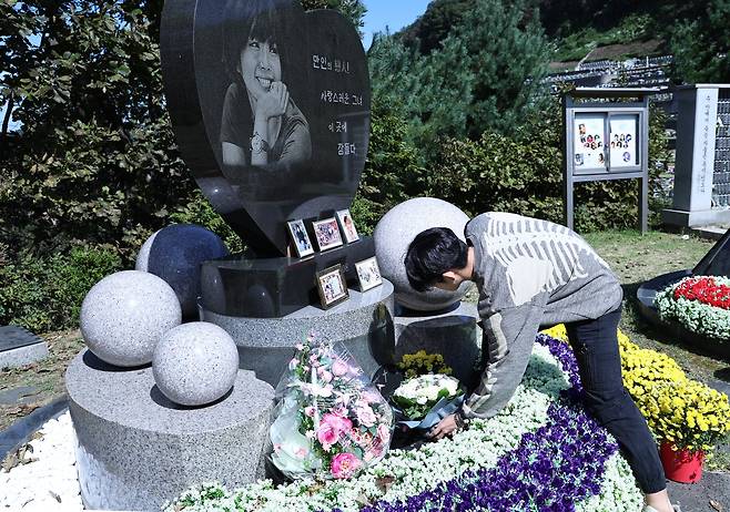 故 최진실 씨의 아들인 가수 최환희(활동명 지플랫)가 고인의 15주기인 2일 오후 경기도 양평군 갑산공원묘역을 찾아 헌화하고 있다. 뉴스1