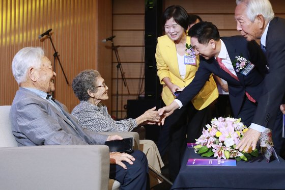 지난달 25일 열린 '제27회 노인의 날' 기념식에 참석한 100세 노인 대표 김택수(사진 맨 왼쪽)씨와 김영실씨(그 다음). 뉴시스