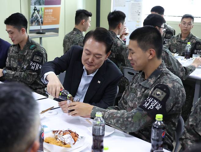 윤석열 대통령이 추석 연휴 중인 1일 경기 연천군 육군 제25사단의 한 소초에서 열린 장병들과의 간담회에서 병사에게 직접 콜라를 따라 주고 있다. 연합뉴스