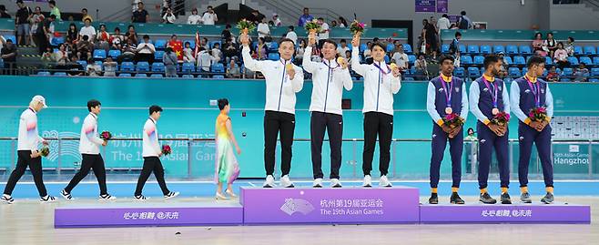 2일 중국 저장성 항저우 첸탕 롤러스포츠 센터에서 열린 항저우 아시안게임 롤러스케이트 남자 스피드 3,000m 계주에서 은메달을 딴 한국 선수들이 시상대에 올라 기념 촬영을 마치고 퇴장하고 있다. 2023.10.2 연합뉴스