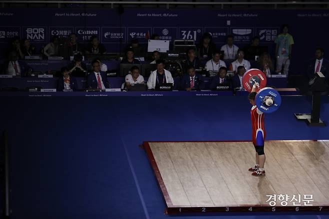 2일 중국 항저우 샤오산 스포츠 센터 체육관에서 열린 역도 여자 59kg 그룹A 결승전에서 북한 김일경이 바벨을 들어올리고 있다. 항저우 l 문재원 기자