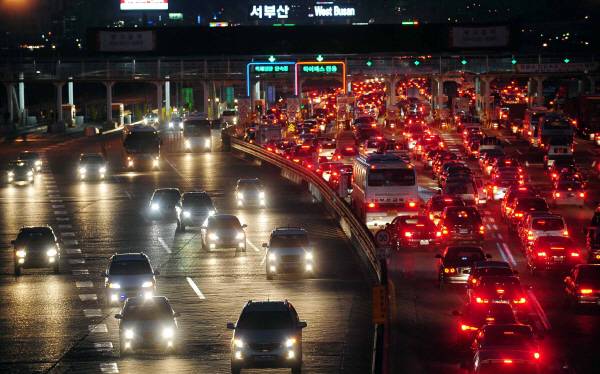 귀성 차량 행렬. 국제신문DB