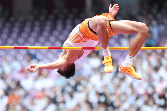 Korean high jumper Woo Sang-hyeok competes in the men's high jump qualifiers at the Hangzhou Asian Games in Hangzhou, China on Monday. Woo, a former world No. 1 and the reigning Diamond League champion, comfortably passed the qualifiers and will compete in the medal event on Wednesday where he faces fierce competition from current world No. 2 and Olympic gold medalist, Mutaz Essa Barshim of Qatar.  [NEWS1]