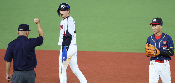 Korea's Choi Ji-hoon is called out by the umpire during what appeared to be a miscalled play as Korea took on Hong Kong in their opening game of the baseball tournament at the Hangzhou Asian Games in Hangzhou, China on Sunday.  [YONHAP]