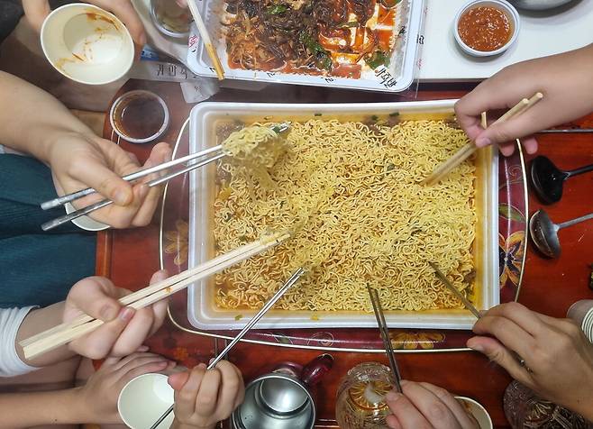 추석 내내 가족과 즐거운 시간을 보내고 계시나요. 연휴 막바지엔 라면으로 대충 한 끼를 때우는 것도 괜찮네요. 무엇보다 차례상, 식사상을 차리느라 며칠간 고생한 어머니와 아내가 좋아합니다. 이승환 기자