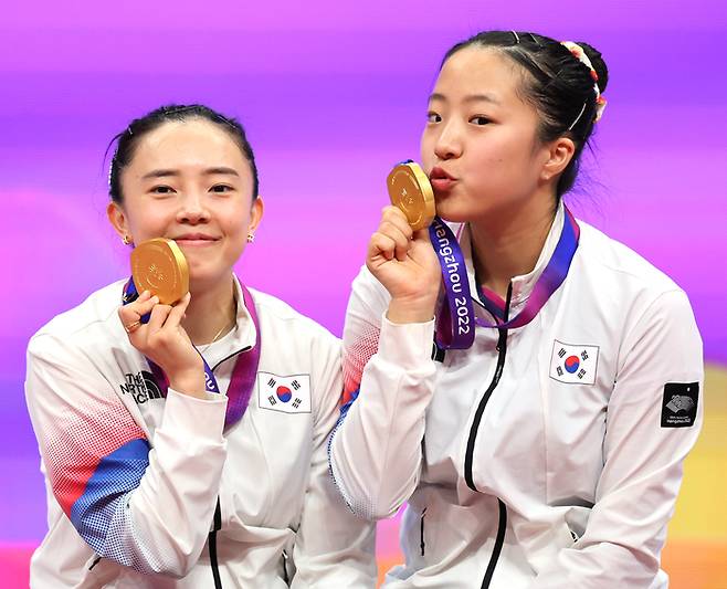 2일 중국 항저우 궁수 캐널 스포츠파크 체육관에서 열린 19회 항저우 아시안게임 탁구 여자 복식 결승전에서 한국 신유빈-전지희가 북한 차수영-박수경에 승리, 금메달을 차지한 후 시상식에서 메달을 들어보이고 있다. [사진=연합뉴스]