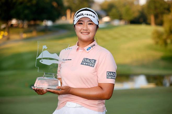 LPGA 투어 첫 우승을 차지한 유해란이 우승컵을 들고 환하게 웃고 있다.  AFP 연합뉴스