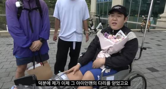 배우 겸 개그맨 문상훈이 지난달 22일 프로야구 LG트윈스와 NC 다이노스 경기에서 시구를 하다 넘어져 아킬레스건이 파열된 가운데 최근 자신의 유튜브 계정을 통해 수술과 회복 과정이 담긴 영상을 올렸다./사진='빠더너스 BDNS' 유튜브 캡처