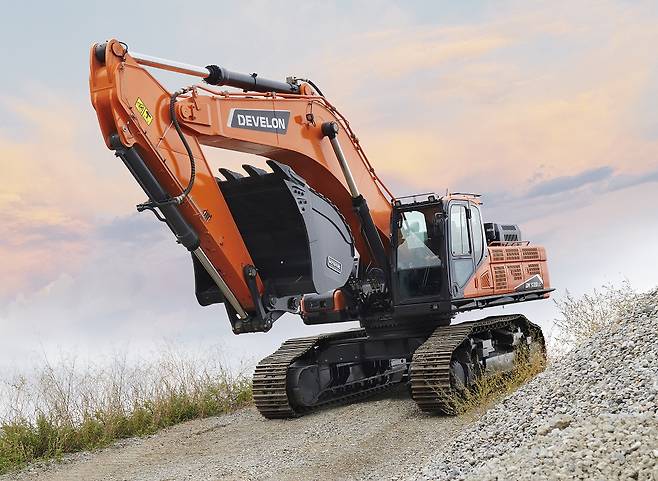 HD현대인프라코어의 디벨론 53t 대형 굴착기. [HD현대인프라코어 제공]