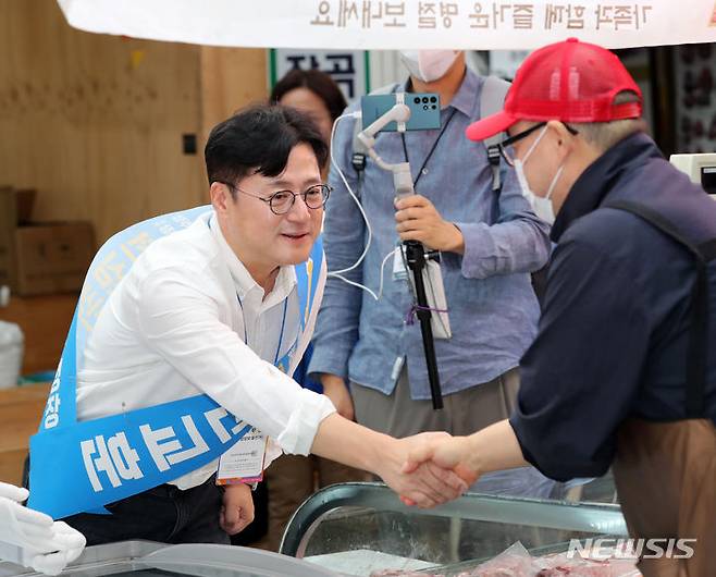 [서울=뉴시스] 김명년 기자 = 홍익표 더불어민주당 원내대표가 2일 오후 서울 강서구 남부골목시장에서 진교훈 강서구청장 보궐선거 후보 지원 유세를 하고 있다. 2023.10.02. kmn@newsis.com