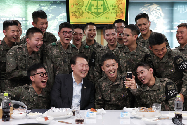 윤석열 대통령이 국군의날인 1일 경기 연천에 있는 전방부대를 찾아 병사들과 사진을 찍으며 웃고 있다. 대통령실