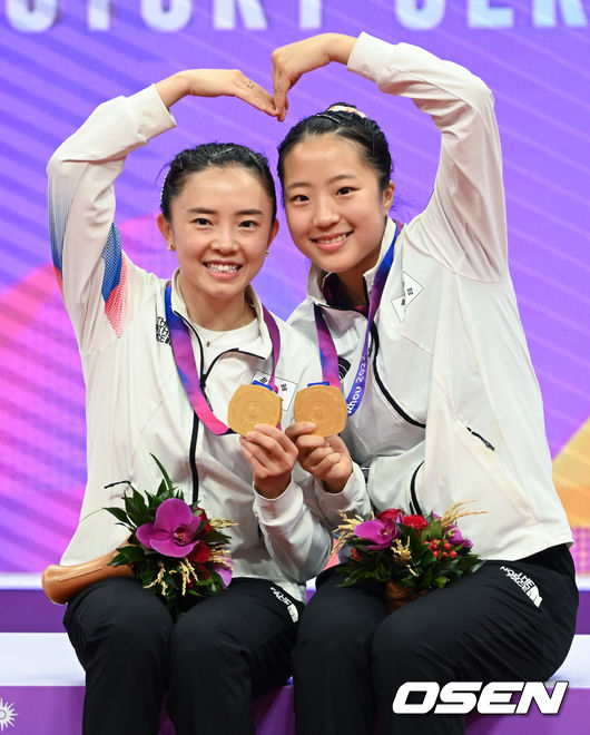 [OSEN=항저우(중국), 김성락 기자] 33년 만에 결승전에서 북한을 만난 한국 여자 탁구 전지희-신유빈 조가 이들을 꺾고 21년 만에 금메달을 목에 걸었다.