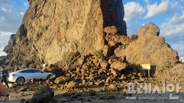 ▲2일 오전 6시50분쯤 경북 울릉군 서면 남양리 산 18-1번지 일원의 관광명소 거북바위 일부가 무너져 바위 아래에 있던 차량 1대가 파손돼 있다. ⓒ프레시안(홍준기)