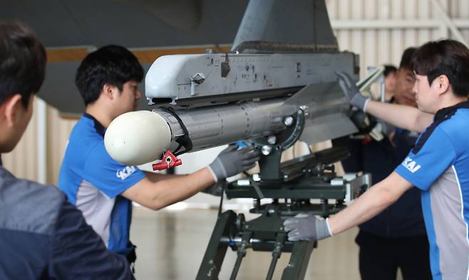지난 9일 경남 사천 한국항공우주산업(KAI) 본사 격납고에서 정비사들이 한국형 전투기 KF-21 시제기에 AIM-2000 단거리 공대공미사일을 장착하고 있다. 사진공동취재단
