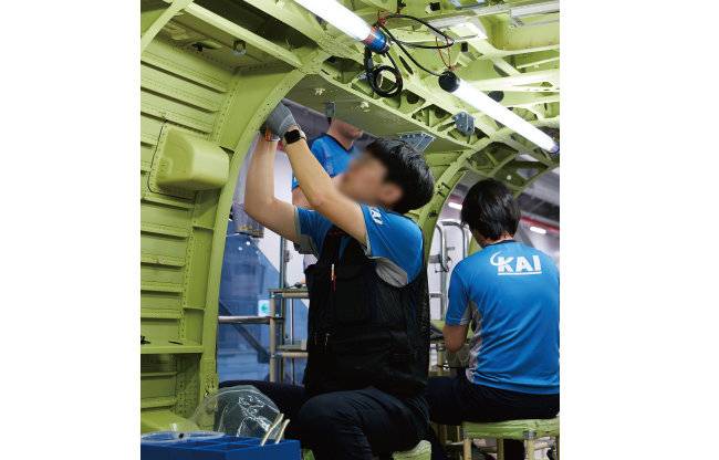 KAI 회전익동 직원들이 수리온 내부 전선 조립 작업을 하고 있다. [홍중식 기자]