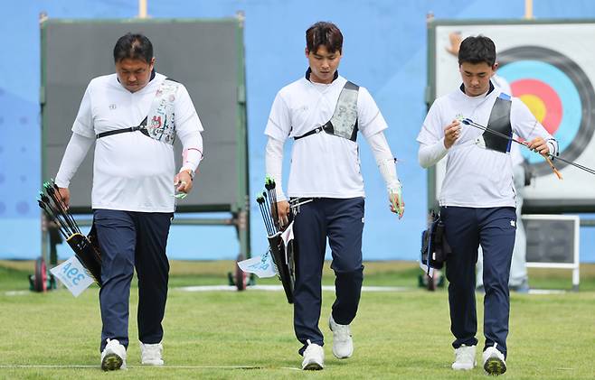 대한민국 남자 양궁 대표팀 오진혁(왼쪽부터), 이우석, 김제덕이 2일 오전 중국 저장성 항저우 푸양 인후 스포츠센터에서 열린 2022 항저우 아시안게임 양궁 리커브 남자 단체전 16강에 출전해 점수를 확인한 뒤 돌아오고 있다.  연합뉴스