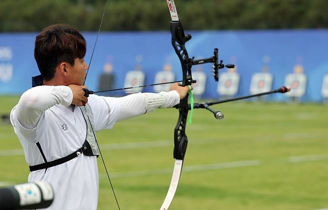 ▲ 대한민국 양궁 대표팀 이우석이 2일 오전 중국 저장성 항저우 푸양 인후 스포츠센터에서 열린 2022 항저우 아시안게임 양궁 리커브 남자 단체전 16강에 출전해 활시위를 당기고 있다. ⓒ 연합뉴스