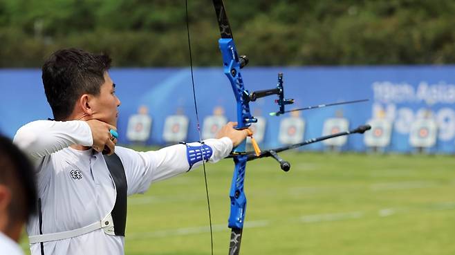 ▲ 대한민국 양궁 대표팀 김제덕이 2일 오전 중국 저장성 항저우 푸양 인후 스포츠센터에서 열린 2022 항저우 아시안게임 양궁 리커브 남자 단체전 16강에 출전해 활시위를 당기고 있다. ⓒ 연합뉴스