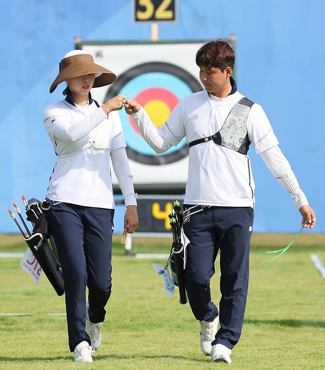 ▲ 대한민국 양궁 대표팀 이우석(오른쪽)과 임시현이 2일 오전 중국 저장성 항저우 푸양 인후 스포츠센터에서 열린 2022 항저우 아시안게임 양궁 리커브 혼성팀 16강에 출전해 과녁을 확인한 뒤 밝은 표정으로 을 하고 있다. ⓒ 연합뉴스