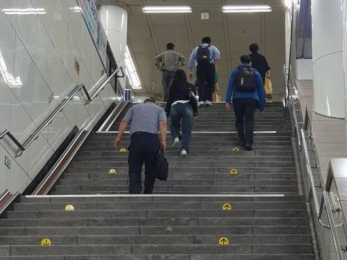 지난 9월 25일 오전 에스컬레이터가 고장난 광화문역에서 승객들이 계단을 오르고 있다. [촬영 윤성우]