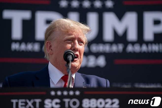 25일(현지시간) 도널드 트럼프 전 미국 대통령이 사우스캐롤라이나 서머빌에서 열린 유세 중 군중에게 연설하고 있다. ⓒ AFP=뉴스1 ⓒ News1 김기성 기자