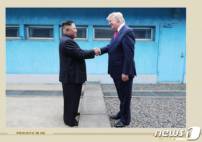 도널드 트럼프 전 미국 대통령과 김정은 북한 노동당 총비서가 2019년 6월 30일 남북미 판문점에서 만나 악수를 나누고 있는 모습.(외국문출판사 화보 캡처) 2021.5.12/뉴스1