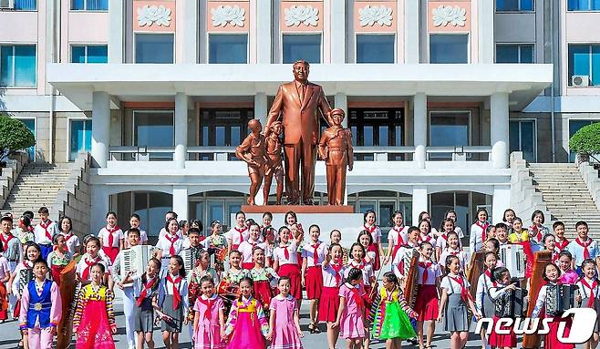 (평양 노동신문=뉴스1) = 북한 노동당 기관지 노동신문은 3일 평양학생소년궁전이 창립 60돌을 맞았다며 "조국을 떠메고 나갈 앞날의 주인공인 우리 아이들을 위해선 아까울 게 하나도 없다"고 선전했다. [국내에서만 사용가능. 재배포 금지. DB 금지. For Use Only in the Republic of Korea. Redistribution Prohibited] rodongphoto@news1.kr