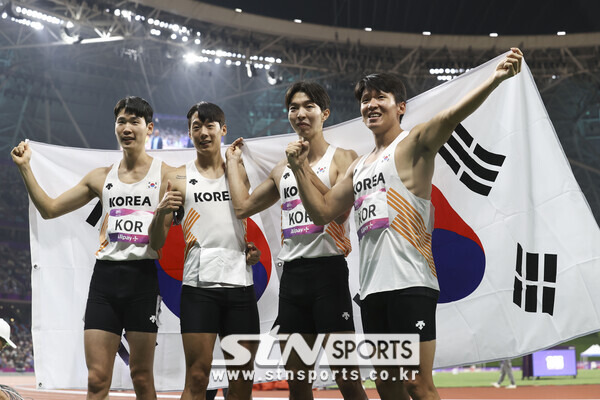 3일 중국 항저우 올림픽 스포츠센터 스타디움에서 열린 2022 항저우 아시안게임 남자 400m 계주 결선에서 동메달을 획득한 이정태, 김국영, 이재성, 고승환이 기념촬영을 하고 있다. 사진┃뉴시스