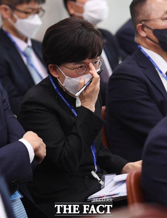 최연혜 한국가스공사 사장이 지난 2월 9일 서울 여의도 국회에서 열린 산업통상자원중소벤처기업위원회 전체회의에 출석해 의원 질의를 메모하는 모습. /이새롬 기자