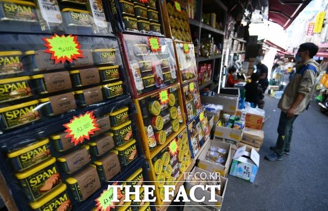 서울 중구 남대문시장에서 한 상인이 추석선물세트를 정리하며 손님을 기다리고 있다. 사진은 기사 내용과 무관. /더팩트 DB