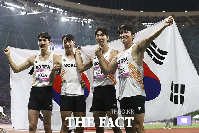 3일 중국 항저우 올림픽 스포츠센터 스타디움에서 열린 2022 항저우 아시안게임 남자 400m 계주 결선에서 동메달을 획득한 이정태, 김국영, 이재성, 박원진이 기념촬영을 하고 있다. / 뉴시스