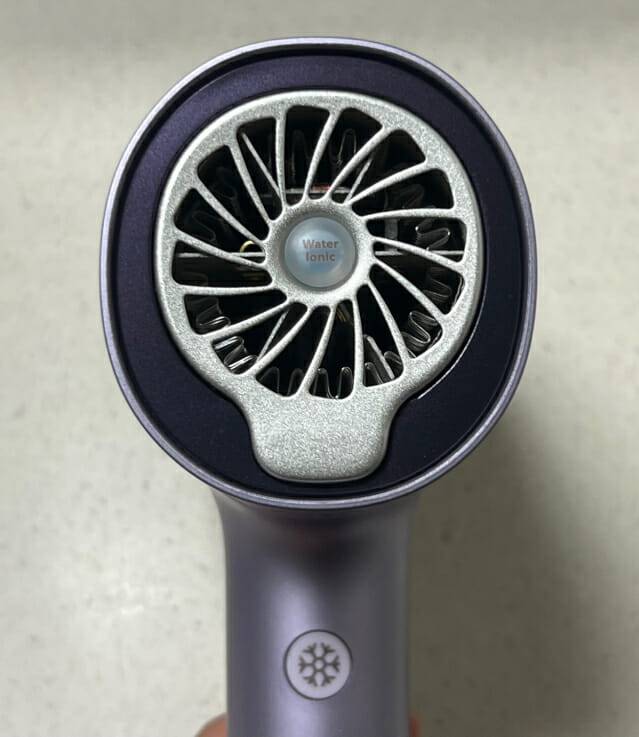 필립스 7000 시리즈 헤어드라이기. 전면부 노즐을 제거한 모습 (사진=신영빈 기자)