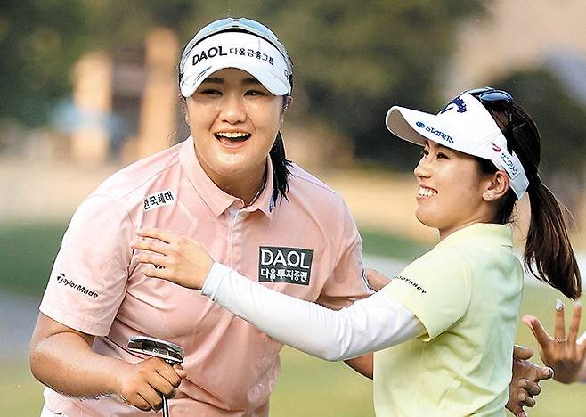 유해란(왼쪽)이 2일 미국 아칸소주 피너클 컨트리클럽에서 LPGA 투어 월마트 NW 아칸소 챔피언십 우승을 확정 짓고 일본 선수 니시무라 유나의 축하를 받고 있다. /AFP 연합뉴스