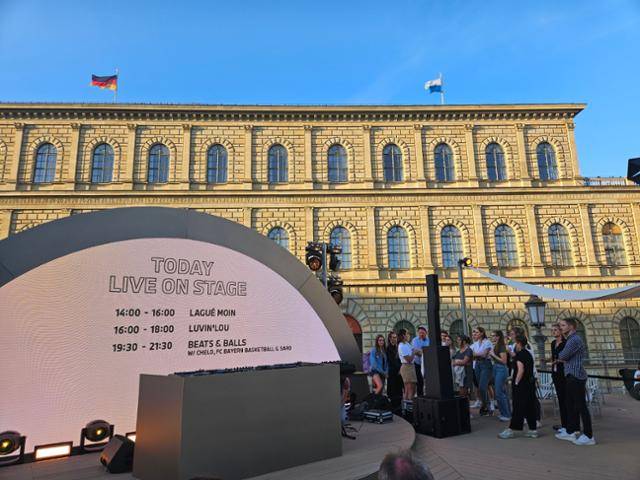 지난달 5일(현지시간) 독일 뮌헨 마크 요셉 광장에 마련된 BMW의 야외 전시장에 바이에른 뮌헨 여자농구팀 선수들(오른쪽)이 파티를 준비하고 있다. 뮌헨=김형준 기자