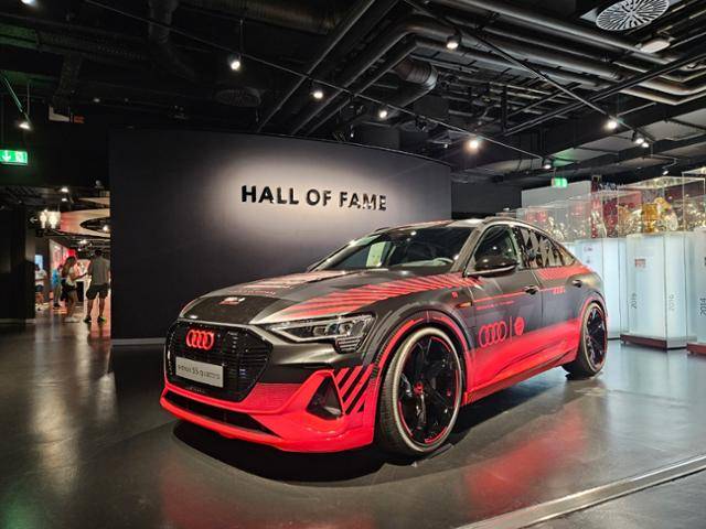 지난달 7일(현지시간) 독일 뮌헨 바이에른 뮌헨 축구팀 홈구장 '알리안츠 아레나'에 아우디 전기차가 전시돼 있다. 뮌헨=김형준 기자