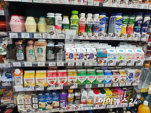 서울 시내 한 편의점에 우유를 비롯한 유제품이 진열되어 있다. [사진=구서윤 기자]
